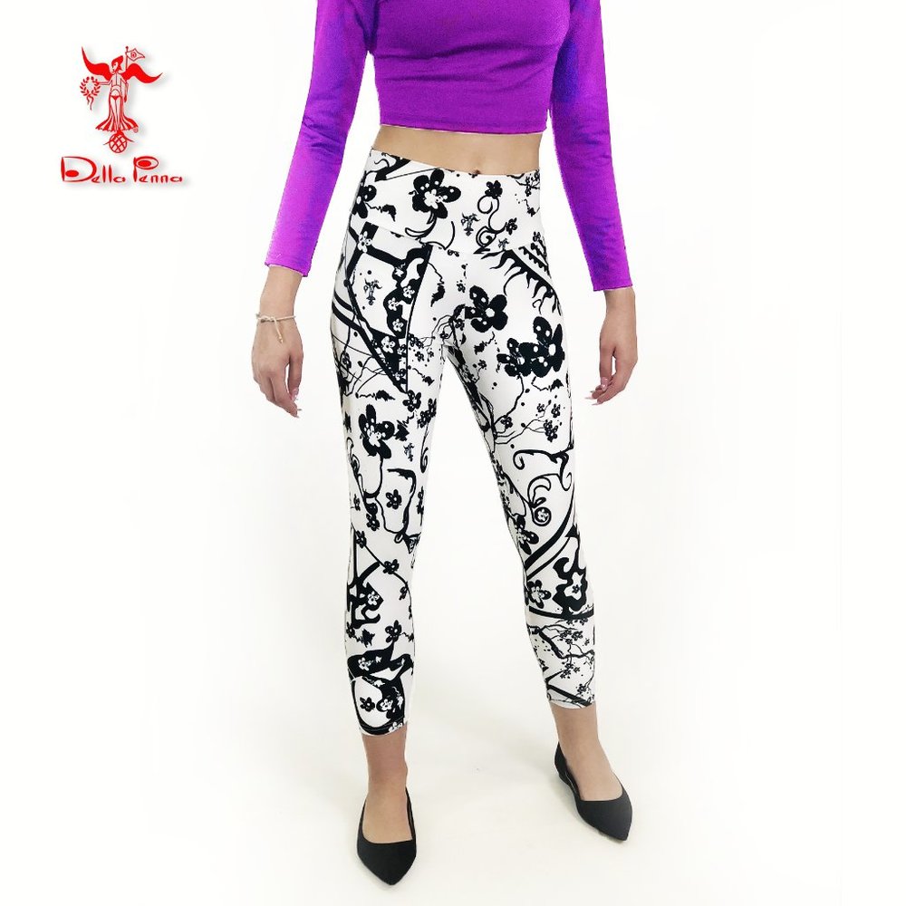 Della Penna Fashion black and white graphic capri leggings